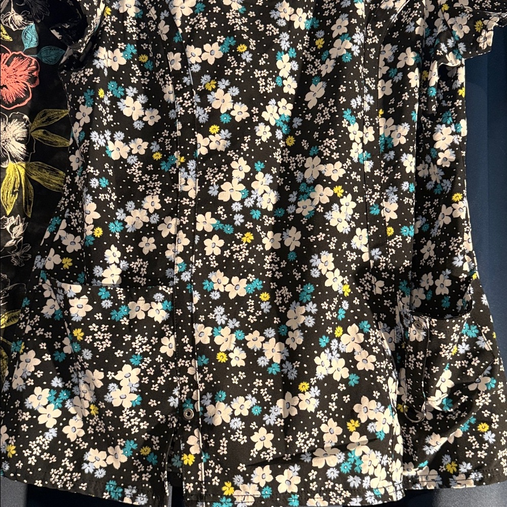 2 Scrub Tops- Floral patterns - Picture 9 of 9
